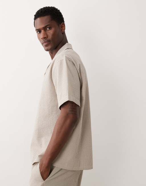 JJ Rebel - Camicia in seersucker beige a righe in coordinato, 4 di 5
