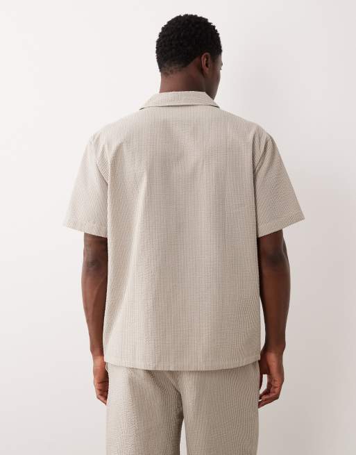 JJ Rebel - Camicia in seersucker beige a righe in coordinato, 5 di 5
