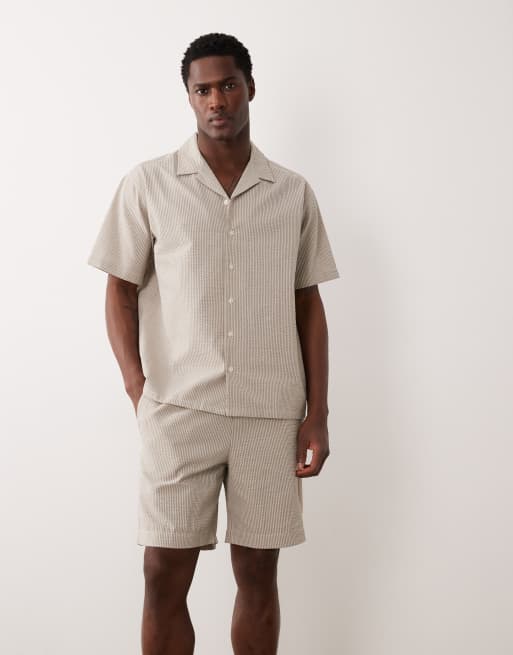 JJ Rebel - Coordinato in seersucker beige a righe con camicia e pantaloncini, 2 di 3