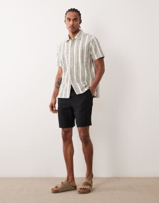 Jj Rebel Textured Shorts In Black