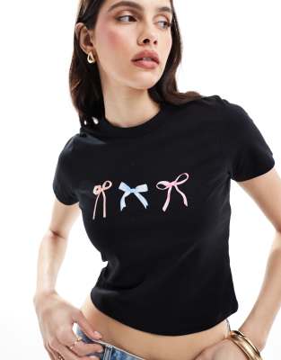 JJXX - Knapp geschnittenes T-Shirt in Schwarz mit Schleifen-Print