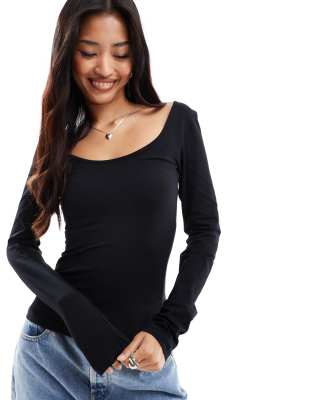 long sleeve scoop back top in black