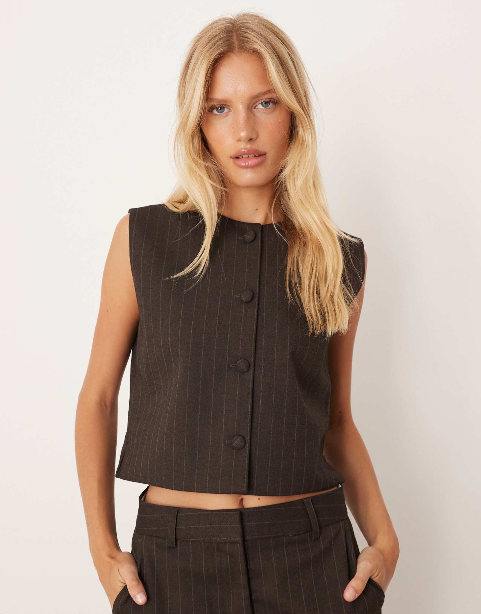 Жилет в тонкую полоску JJXX коричневого цвета - часть комплекта