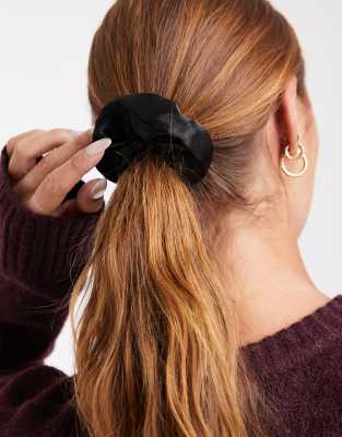 Атласная резинка для волос JJXX черного цвета 1890₽