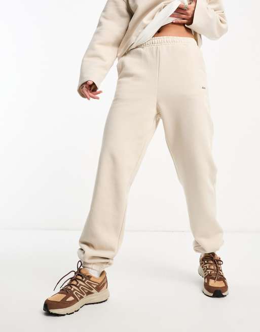 Jogging creme new arrivals