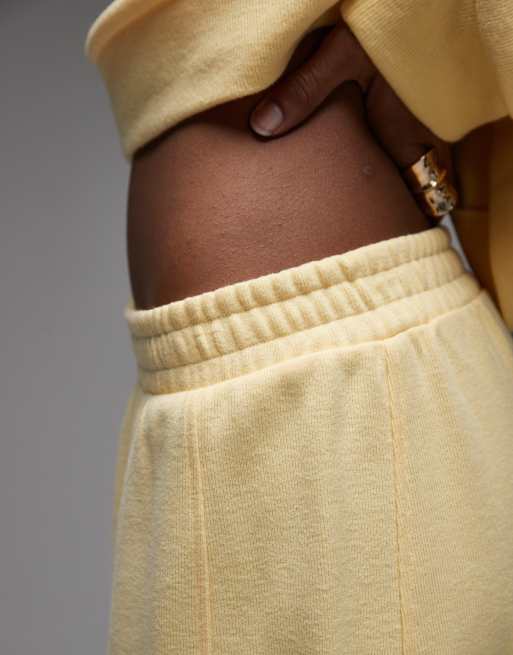 Joggers amarillo pastel de pernera barrel extragrande de tejido muy suave de ASOS DESIGN, 4 de 5