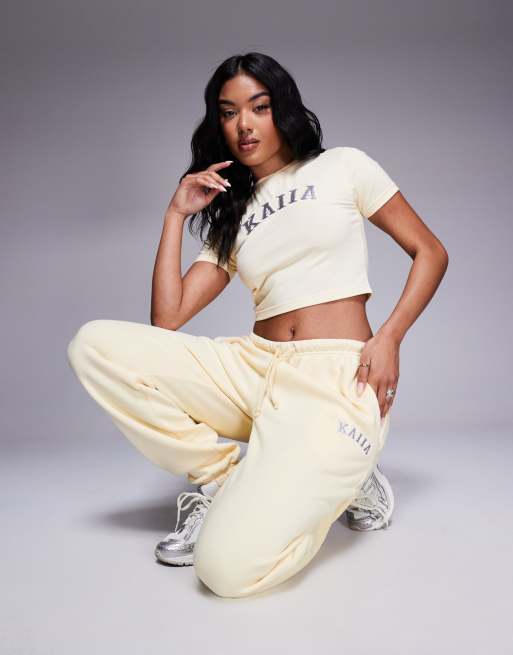 Joggers amarillo pastel y gris oscuro con bajos ajustados y logo bordado de Kaiia (parte de un conjunto)