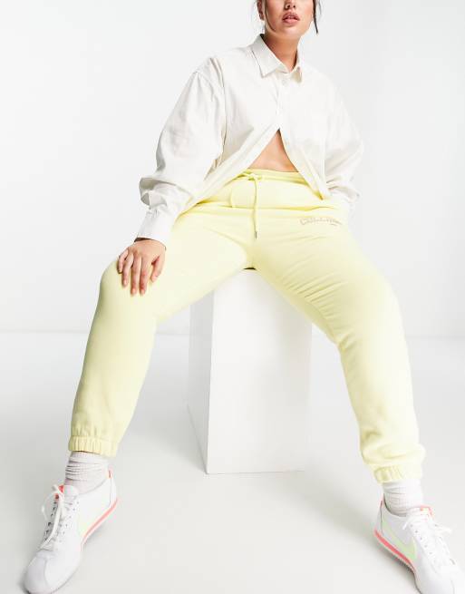Joggers amarillos de corte pitillo con estampado universitario exclusivos de COLLUSION Pus, 4 de 4