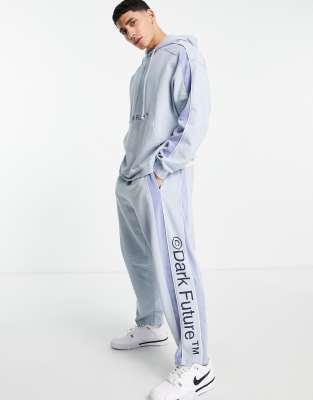 Joggers azul claro de corte holgado con bajo fijo, estampado del logo y paneles de velour de ASOS Dark Future (parte de un conjunto)