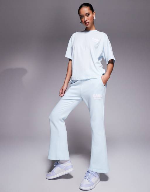 Joggers azul claro de pernera ancha con logo en relieve de Kaiia (parte de un conjunto)
