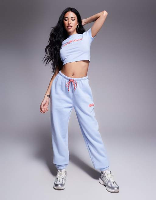 Joggers azul claro y rojos con bajo ajustado y logo estampado en relieve de Kaiia (parte de un conjunto)