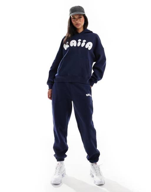Joggers azul marino con bajos ajustados y logo en relieve de Kaiia (parte de un conjunto)