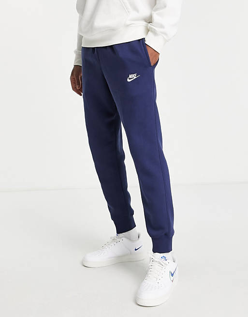 Hombre Joggers de ropa deportiva | Joggers azul marino de felpa Club de Nike - OB12143