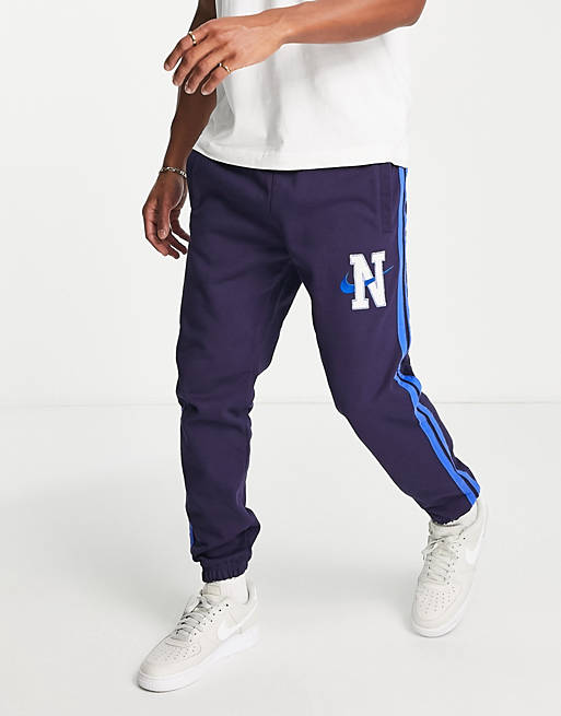 Hombre Joggers de ropa deportiva | Joggers azul marino sueltos con logo de estilo retro de felpa de Nike - VR34914