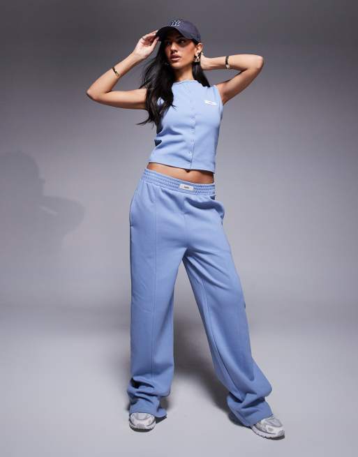 Joggers azules de pernera ancha con costura delantera y detalle de logo de Kaiia (parte de un conjunto)