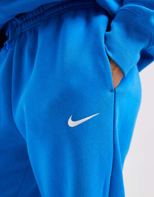 Joggers azules extragrandes de talle alto con bajos ajustados Phoenix Fleece de Nike, 4 de 5