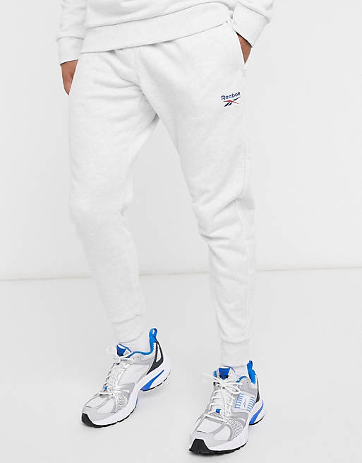 Hombre Pantalones y mallas | Joggers básicos en gris claro con logo vectorial de Reebok Classics - JJ07675