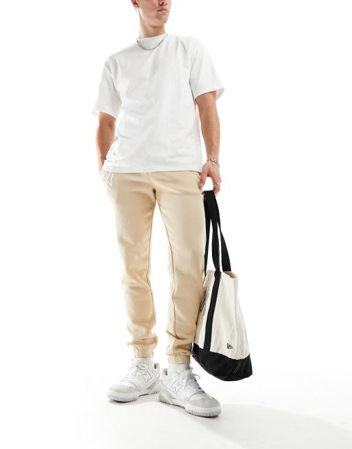 Joggers beis con diseño de los New York Yankees de New Era