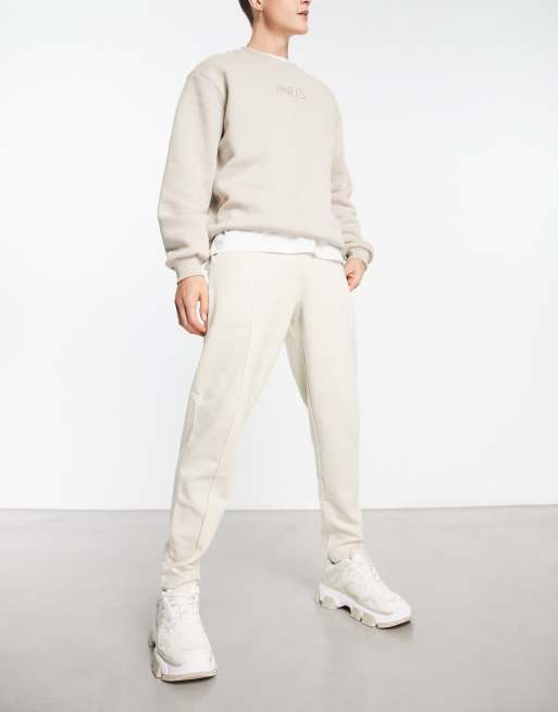 Joggers beis de corte tapered con pinzas de ASOS DESIGN