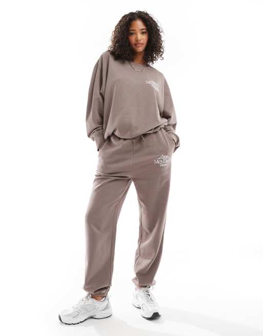 Joggers beis grisáceo extragrandes con bajos ajustados y bordado gráfico 