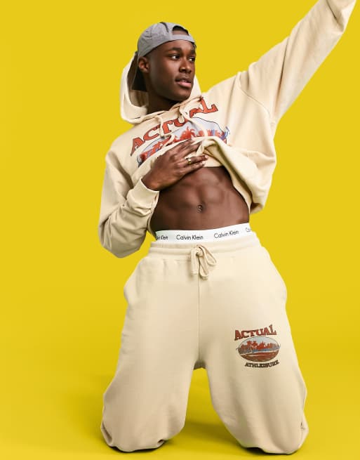 Joggers beis holgados con estampado de logo de ASOS Actual (parte de un conjunto), 3 de 4