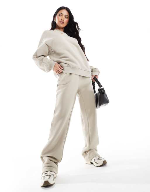 Joggers beis lavado de pernera recta Essentials de The Couture Club 