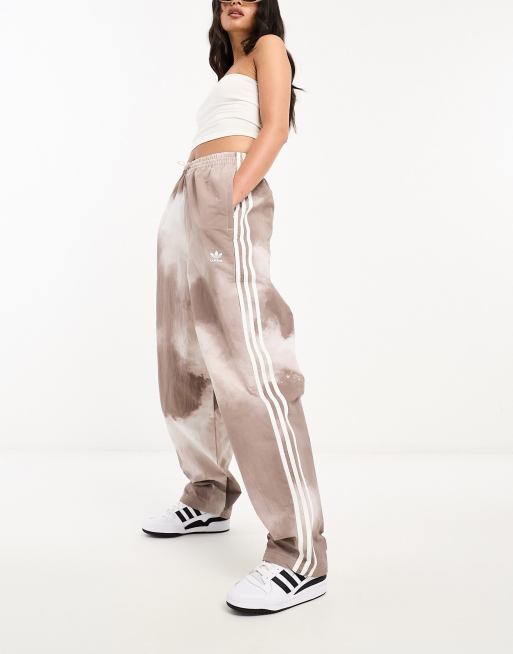 Joggers beis maravilla de estilo paracaidista de adidas Originals