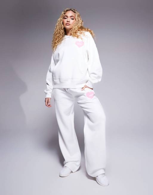 Joggers blancos con cinturilla ancha, estampado de corazón y logo exclusivos de Kaiia (parte de un conjunto)