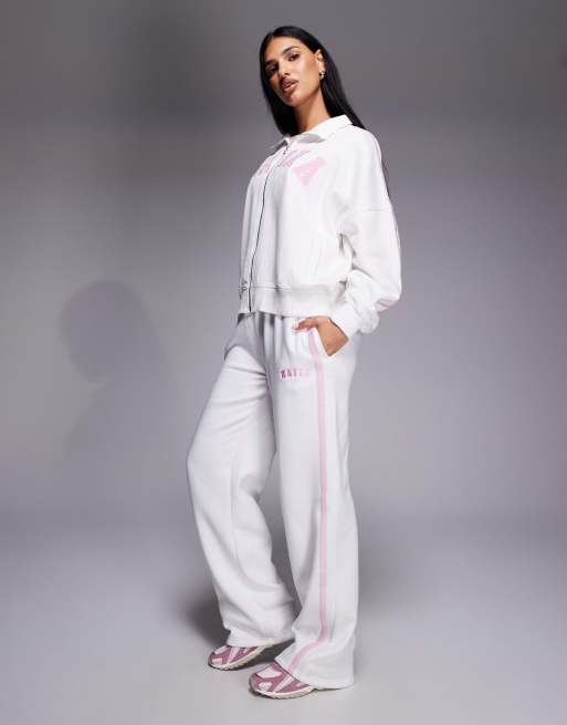 Joggers blancos y rosas de pernera ancha con logo bordado de Kaiia (parte de un conjunto), 2 de 5