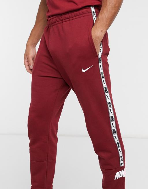 Joggers burdeos con bajo ajustado y cintas del logo Repeat Pack de Nike