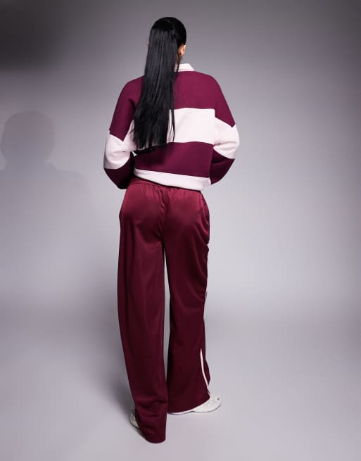 Joggers burdeos y rosa de pernera ancha con raya lateral y logo bordado de tricot de Kaiia (parte de un conjunto), 3 de 5