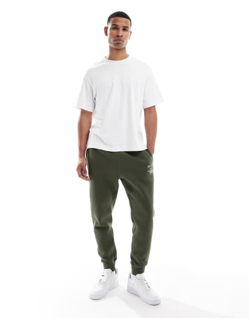 Joggers caqui con el bajo ajustado y logo Club Bowerman de Nike, 2 de 5