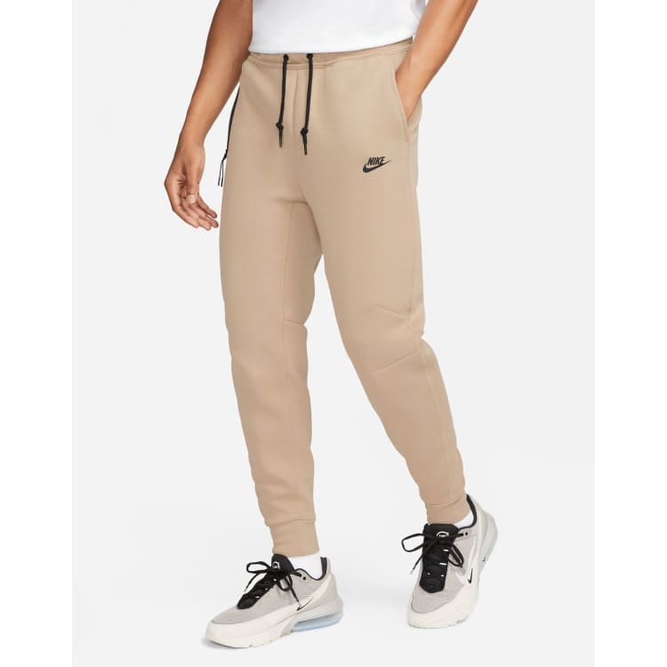 Joggers caqui de invierno de felpa Tech Fleece de Nike ASOS