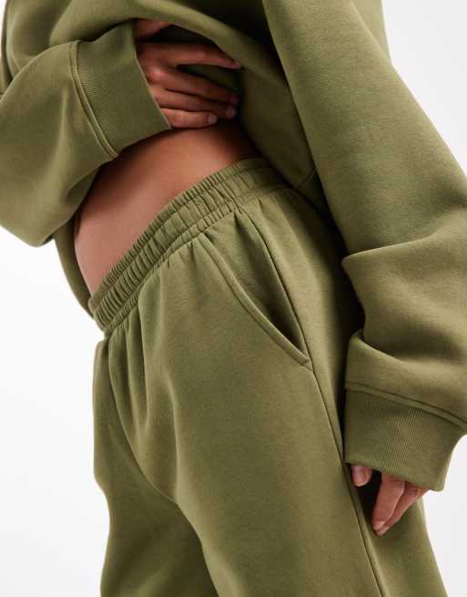 Joggers caqui de pernera ancha con interior cepillado de ASOS DESIGN Petite, 3 de 5