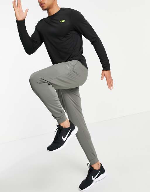 Joggers caqui deportivos de corte pitillo con logo de tejido de secado rápido de ASOS 4505 