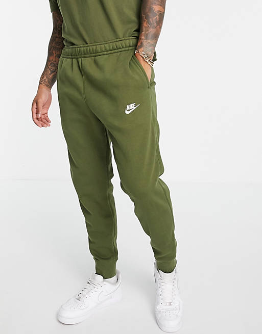 Hombre Pantalones y mallas | Joggers caquis con bajos ajustados de felpa Club de Nike - OW95855