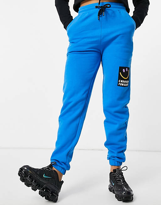 Joggers color azul luminoso con insignia del logo de Crooked Tongues (parte de un conjunto)