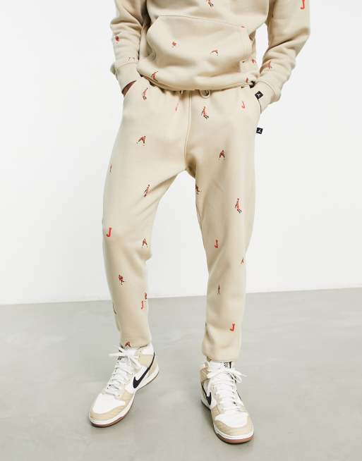 Joggers color beis ratán básicos unisex con estampado integral del logo de Jordan