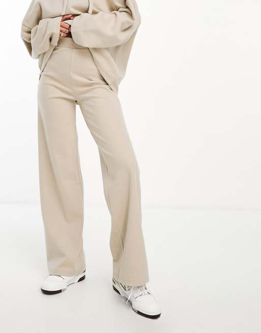 Joggers color crema cálido de pernera ancha de punto muy suave de ASOS DESIGN (parte de un conjunto), 3 de 4