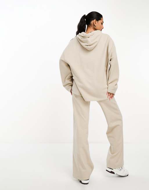 Joggers color crema cálido de pernera ancha de punto muy suave de ASOS DESIGN (parte de un conjunto), 4 de 4