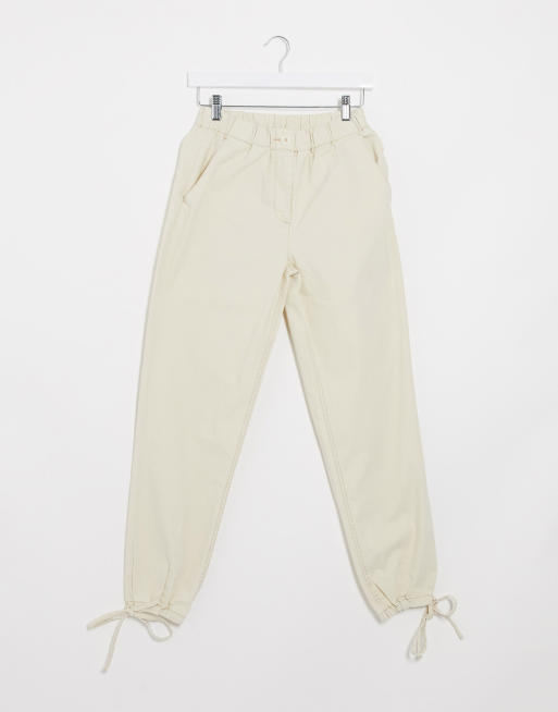 Joggers color crema con lazada en el borde de ASOS DESIGN