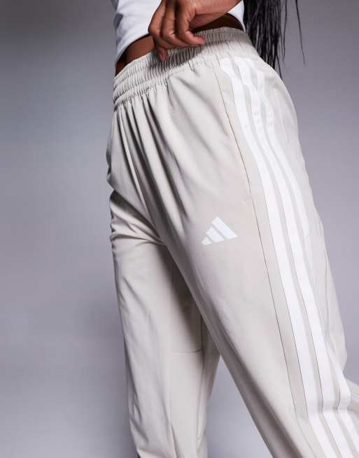 Joggers color piedra con detalle de 3 rayas de tejido liso de adidas Training, 3 de 5