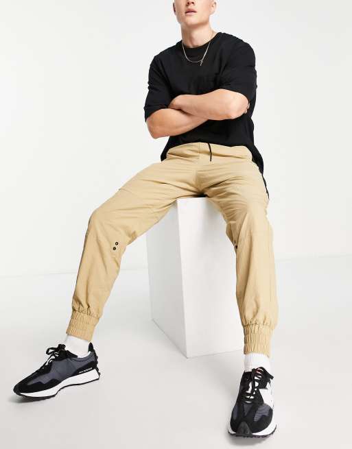 Joggers color piedra con diseño color block de nailon de Calvin Klein Jeans