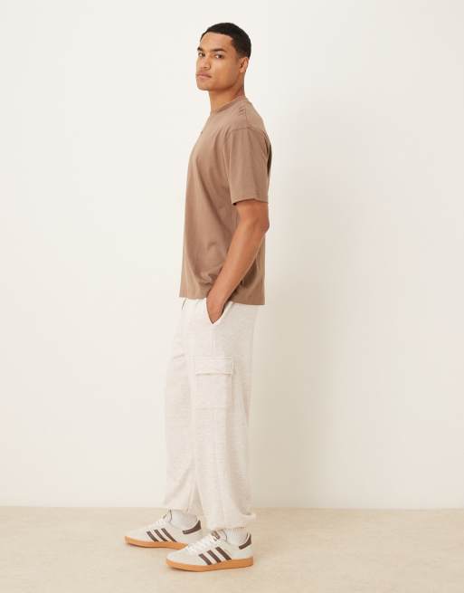 Joggers color piedra de corte tapered con bolsillos estilo cargo de tejido rizado de ASOS DESIGN, 2 de 5
