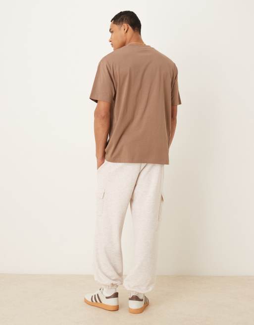 Joggers color piedra de corte tapered con bolsillos estilo cargo de tejido rizado de ASOS DESIGN, 3 de 5