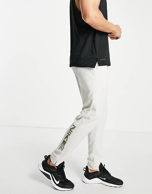 Hombre Pantalones y mallas | Joggers color piedra de corte tapered de felpa de Nike Training - KE21949