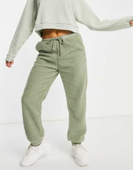 Conjunto de joggers y forro polar color pistacho de Daisy Street