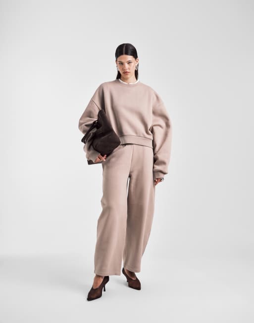 Joggers color topo moca de pernera barrel con interior afelpado de ASOS DESIGN