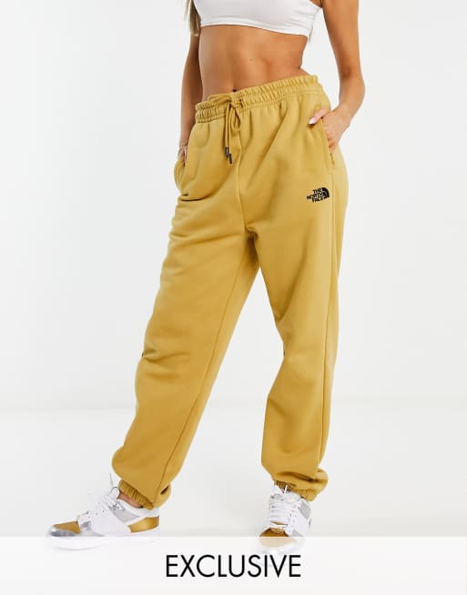 Joggers color tostado básicos exclusivos en ASOS de The North Face 