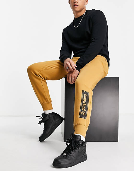 Hombre Pantalones y mallas | Joggers color trigo tostado con logo lineal de Timberland - KW95968